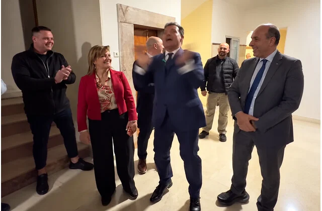 Κομματικές γνωριμίες και επαγγελματική εξέλιξη